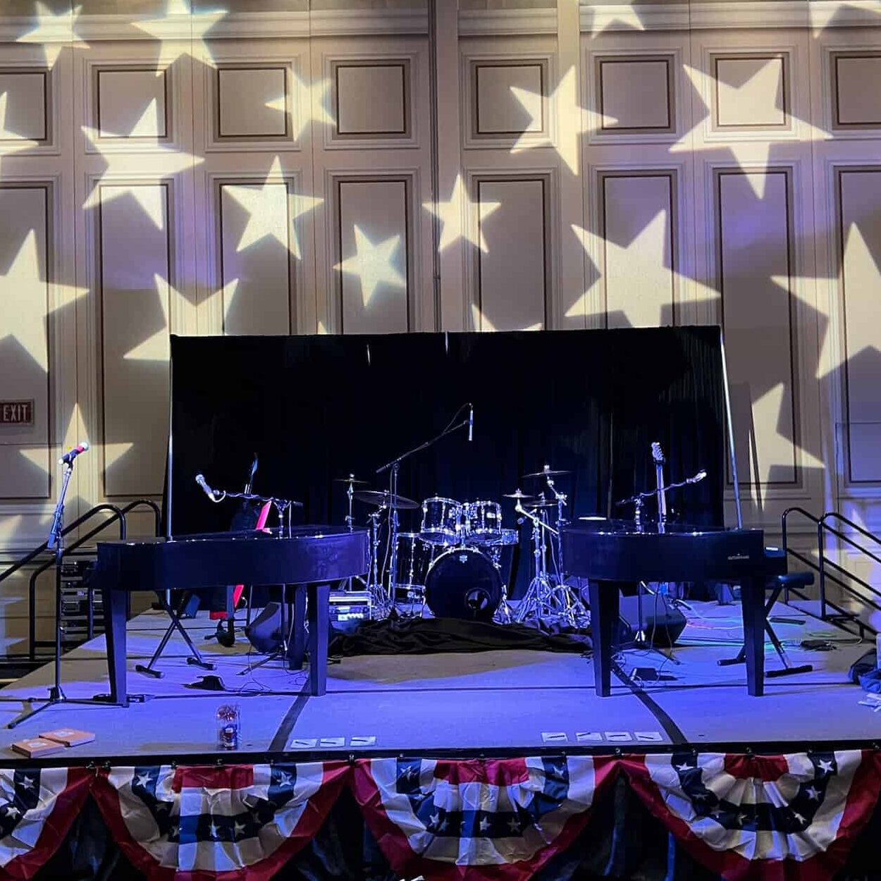 4th of July dueling piano show stage